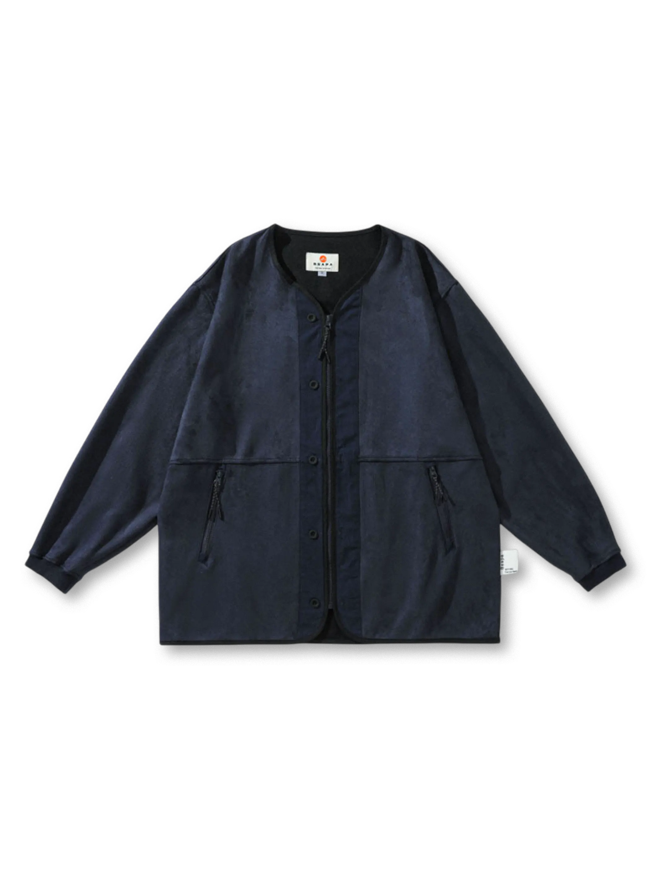 スエード切り替え部分付きのポリエステル混紡ワークジャケット。ジッパーポケット搭載。