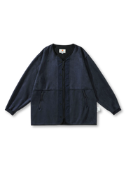 スエード切り替え部分付きのポリエステル混紡ワークジャケット。ジッパーポケット搭載。