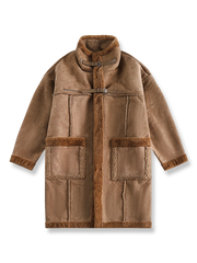 スエード調素材とフェイクファーが特徴の中長丈コート