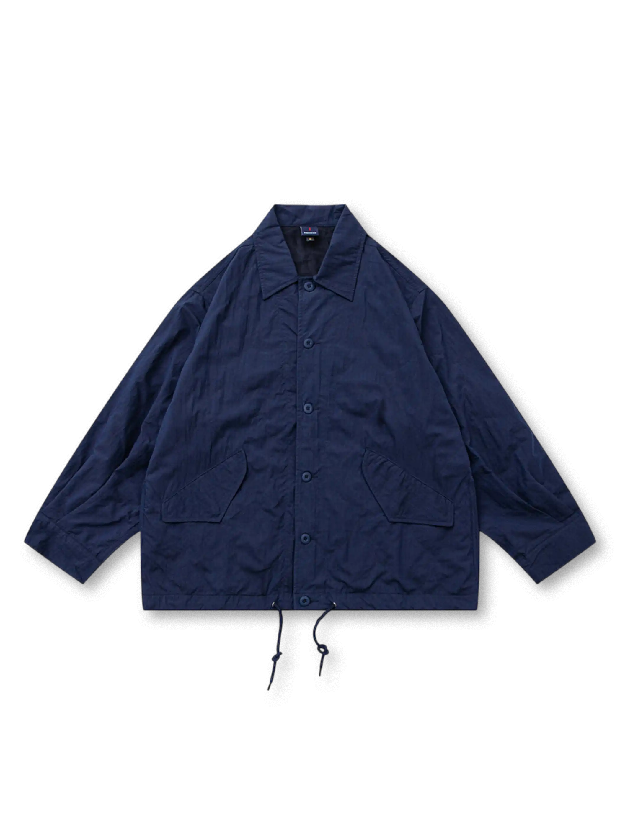 速乾メッシュ仕様のコットン混紡生地使用。襟付きでシルエット調整可能なカラーコーチジャケット。