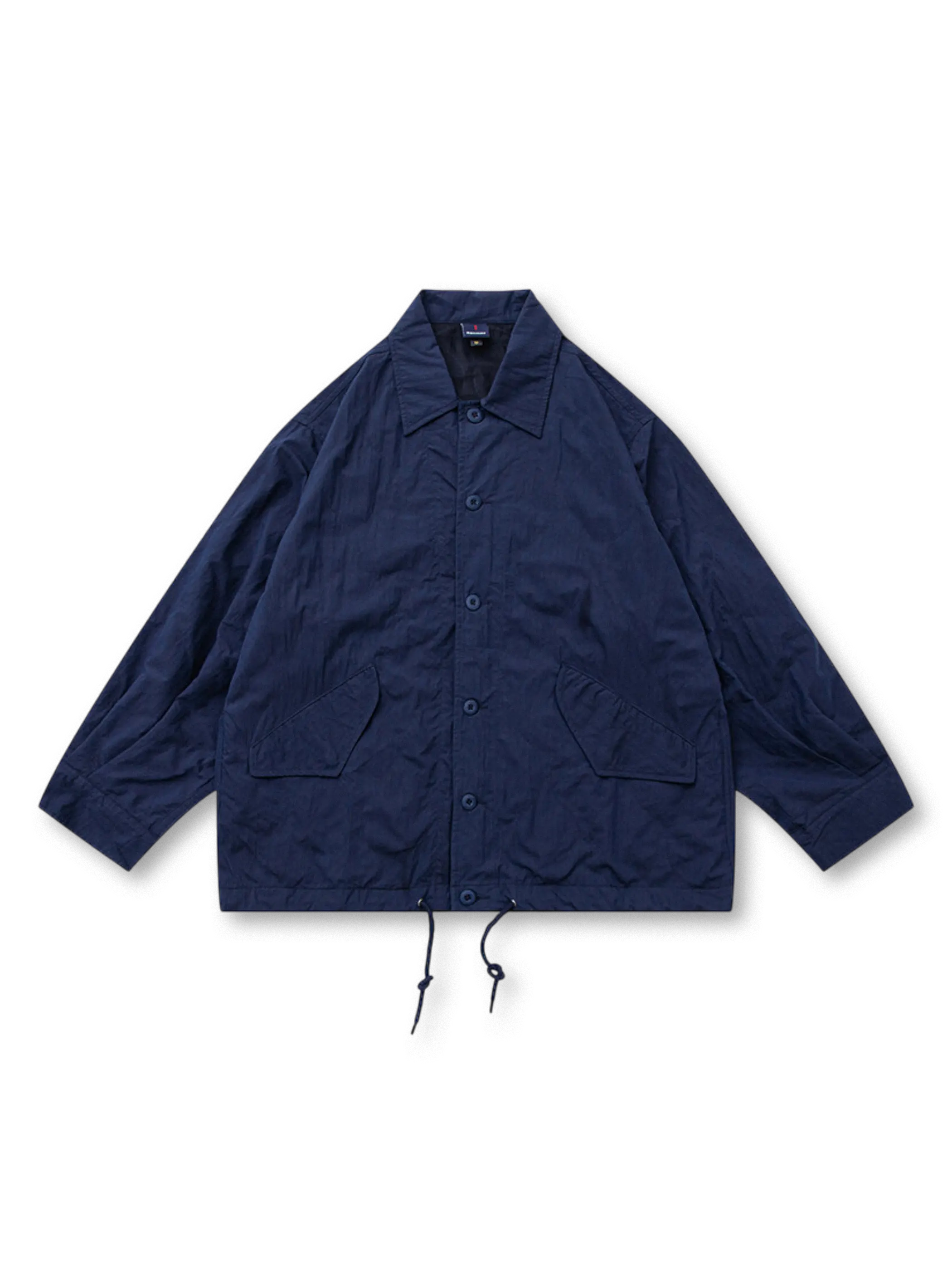 ドローコード裾と速乾メッシュライニングが特徴のコーチジャケット