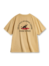 黒猫と赤サーフボードの発泡プリントが特徴のサーフスタイルTシャツ
