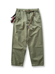 ヴィンテージプリントポケット付きテーパードカジュアルパンツ。YKKジッパーと調節ストラップで機能性を高めたデザイン。