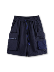 軽量タスロン素材の多ポケット5分丈ショーツ、収納性と速乾性が特徴のネイビーショーツ