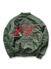 背面に「WE’LL GIVE ’EM HELL!」とテッドマン刺繍が入ったMA-1飛行ジャケット