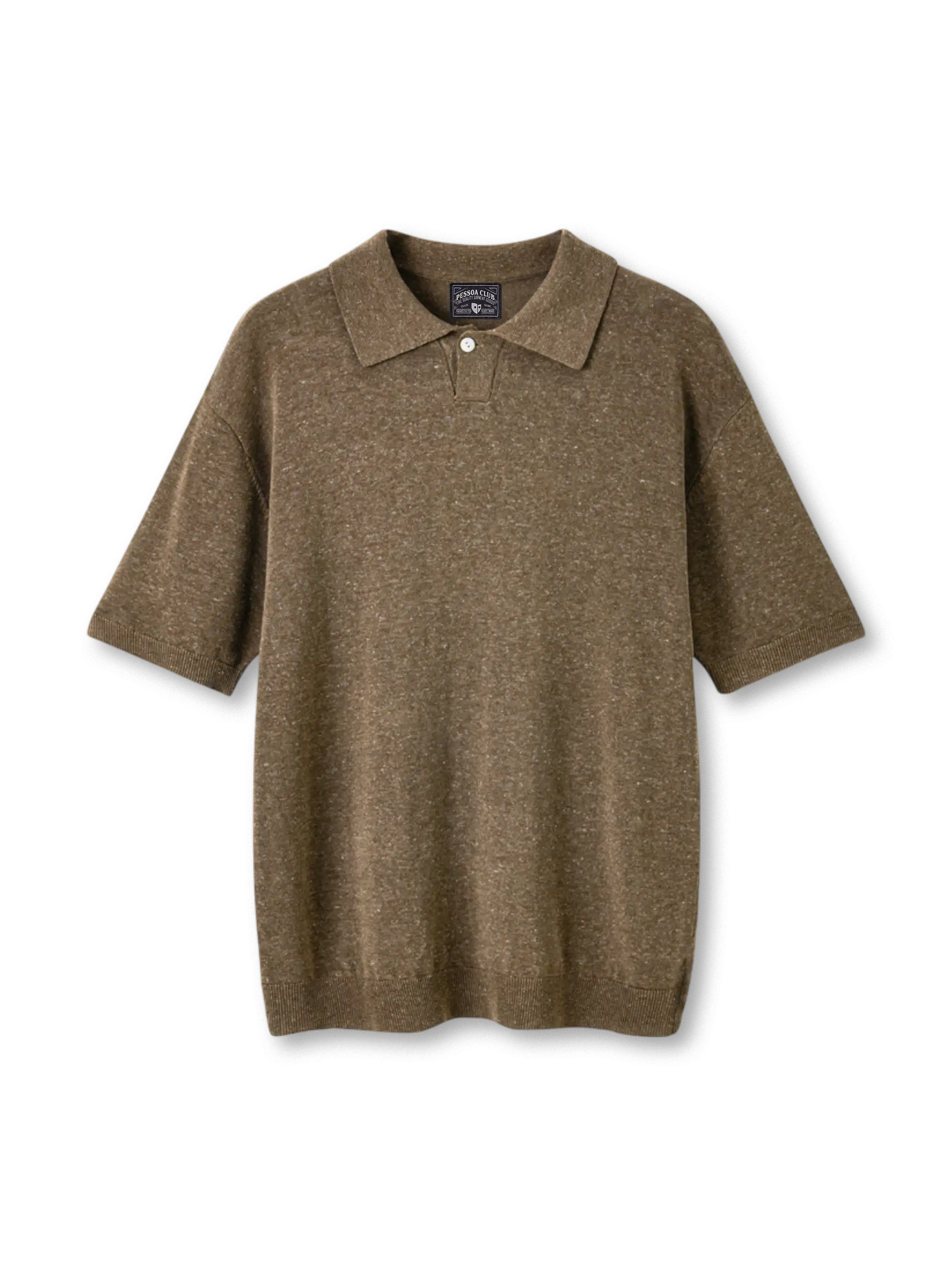 テンセルリネンニットポロの全身ビュー、リブ編み襟と滑らかなニットテクスチャーを強調。