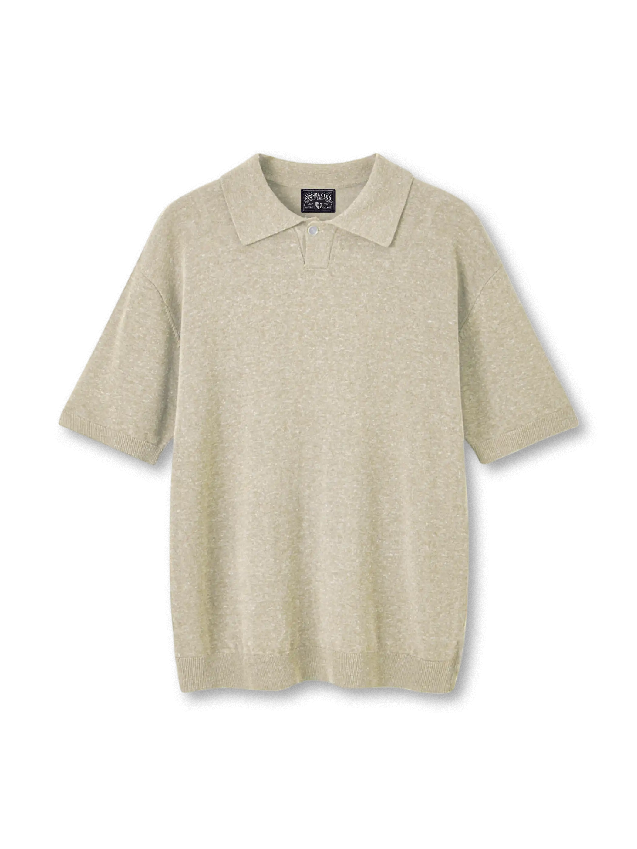 テンセルリネンニットポロの全身ビュー、リブ編み襟と滑らかなニットテクスチャーを強調。
