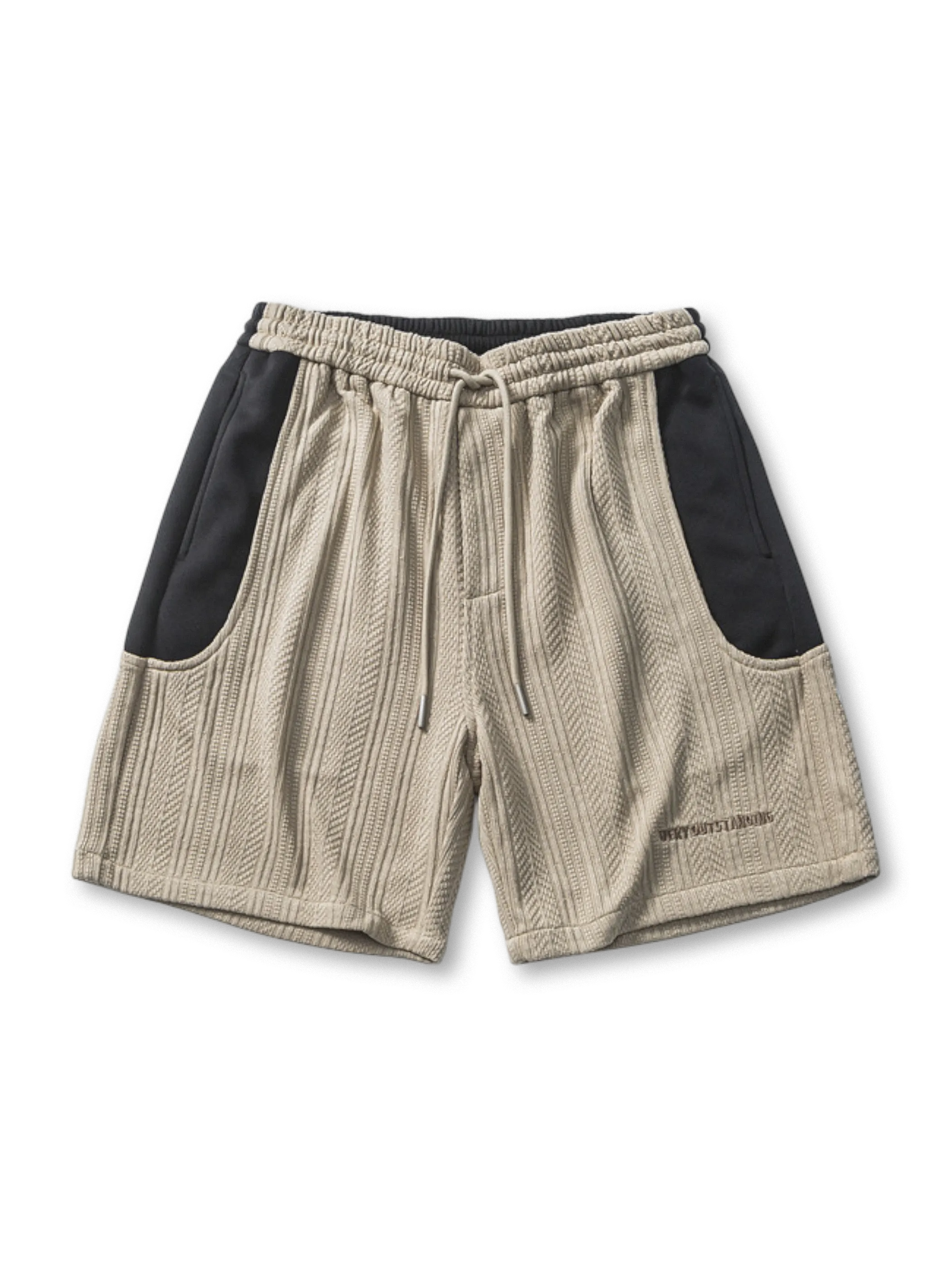 立体的なニット生地と配色切り替えが特徴のショートパンツ