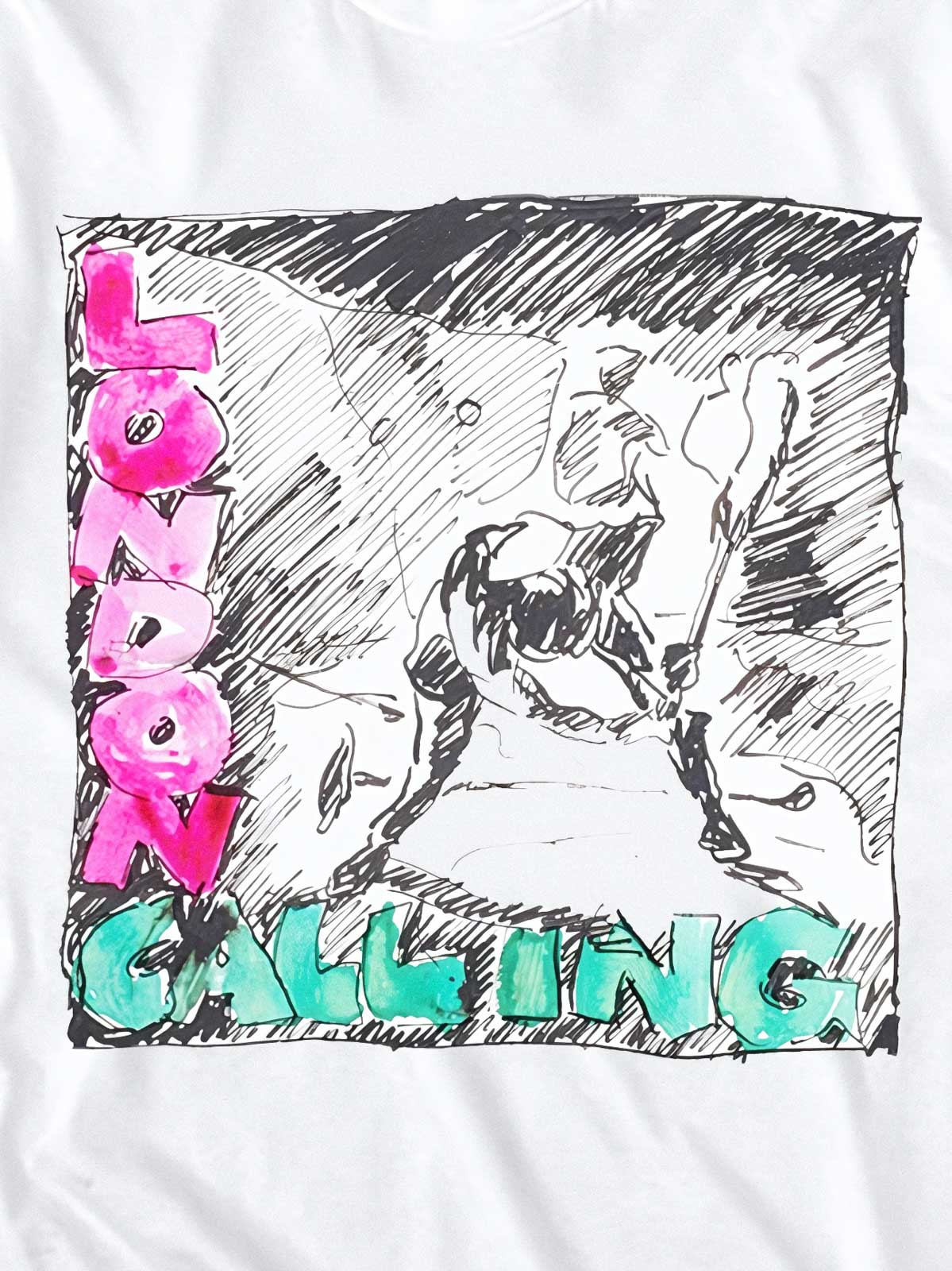 Tシャツのディテール、ポール・シモノンがベースを破壊する瞬間