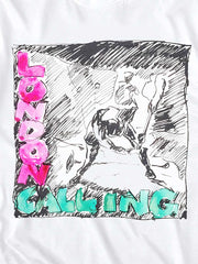 Tシャツのディテール、ポール・シモノンがベースを破壊する瞬間