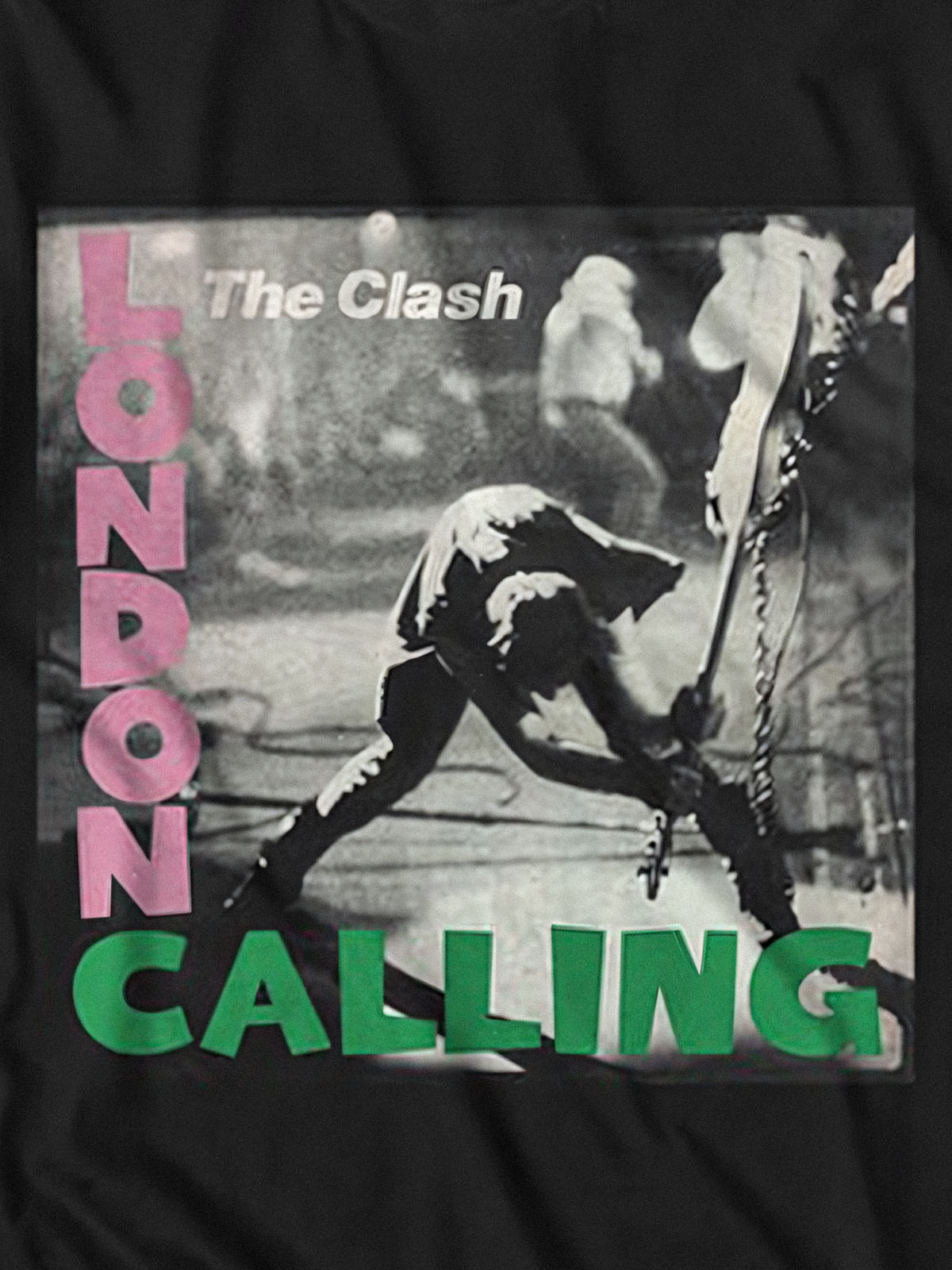 Tシャツのディテール、ポール・シモノンがベースを破壊する瞬間