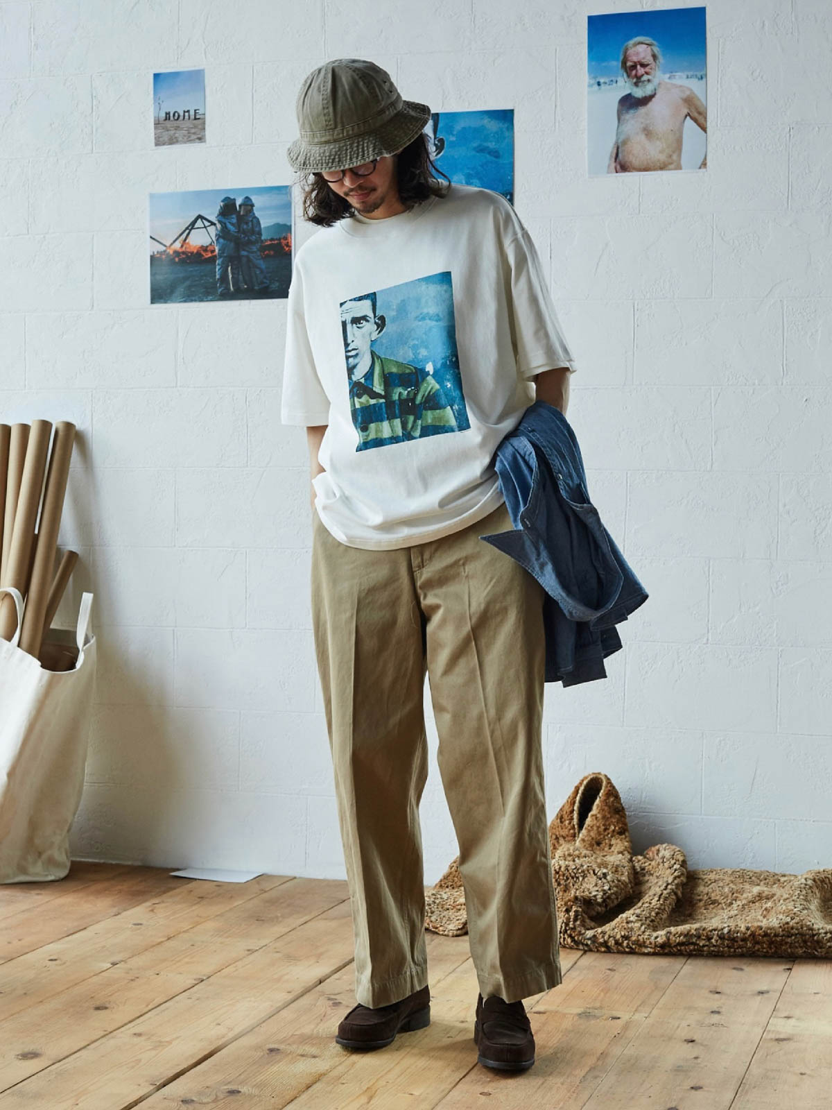 モデル画像: The Film Age極地シリーズTシャツを着用した男性モデル、カジュアルパンツと組み合わせ、クラシックなアメリカンスタイルを演出。