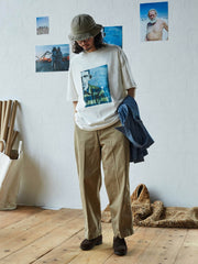 モデル画像: The Film Age極地シリーズTシャツを着用した男性モデル、カジュアルパンツと組み合わせ、クラシックなアメリカンスタイルを演出。