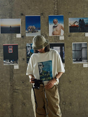 モデル画像: The Film Age極地シリーズTシャツを着用した男性モデル、カジュアルパンツと組み合わせ、クラシックなアメリカンスタイルを演出。