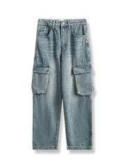 立体ポケットとウォッシュ加工が特徴のストレートデニムパンツ。