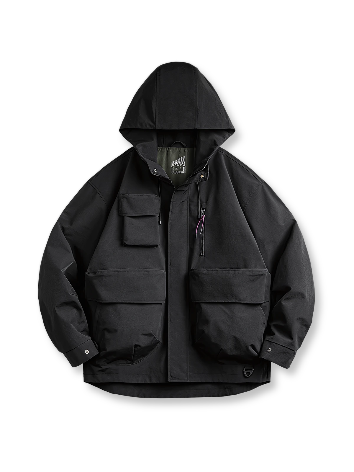 三つポケットと撥水素材が特徴のフード付きテクニカルジャケット。