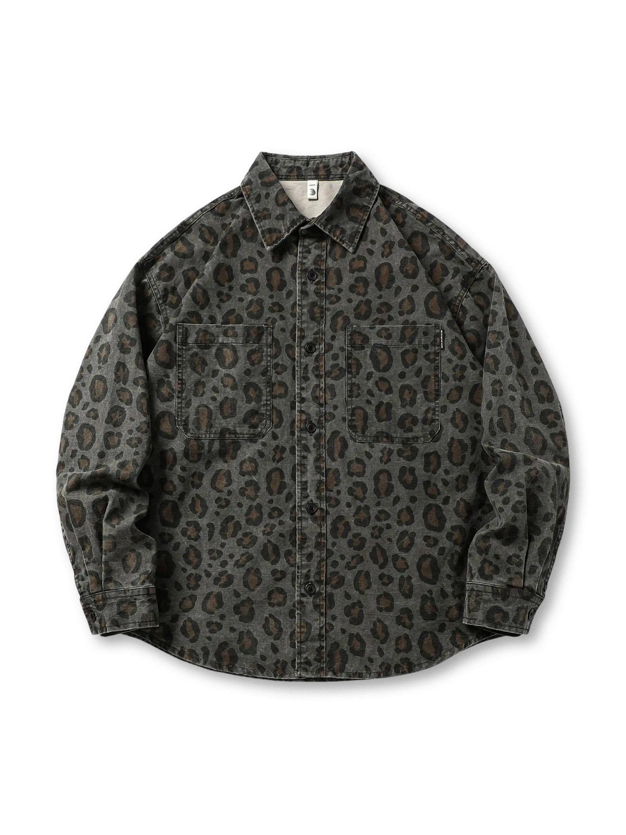 タイダイ加工と迷彩レオパード柄が特徴のゆったりワークシャツ