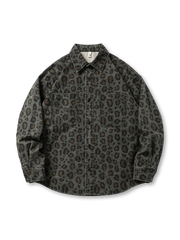 タイダイ加工と迷彩レオパード柄が特徴のゆったりワークシャツ