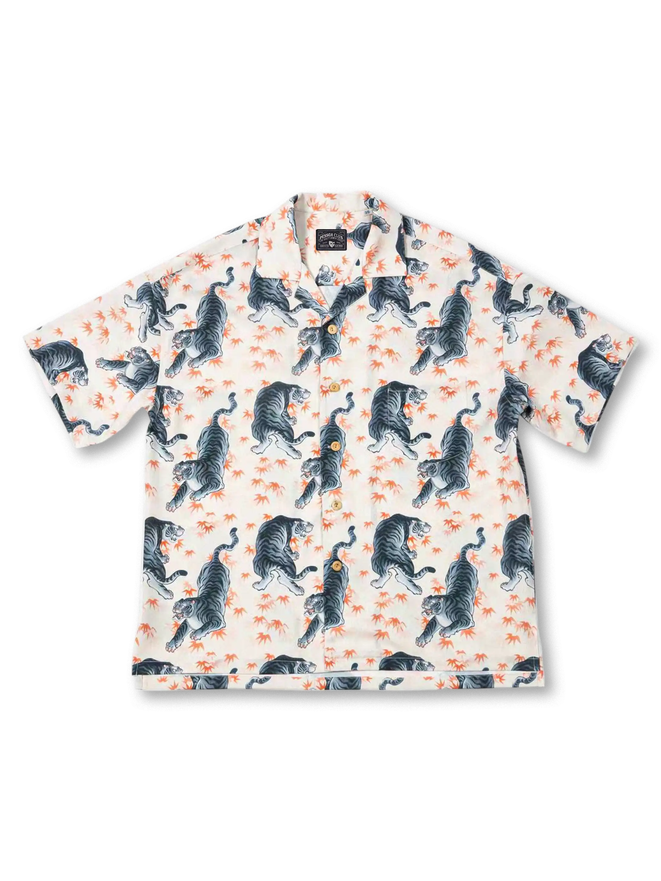 力強い虎モチーフの全身プリントが印象的な、滑らかなリヨセル混紡素材のアロハシャツ。