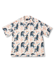 力強い虎モチーフの全身プリントが印象的な、滑らかなリヨセル混紡素材のアロハシャツ。