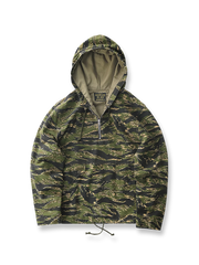 虎柄迷彩のフード付きハーフジップアウトドアワークジャケット。