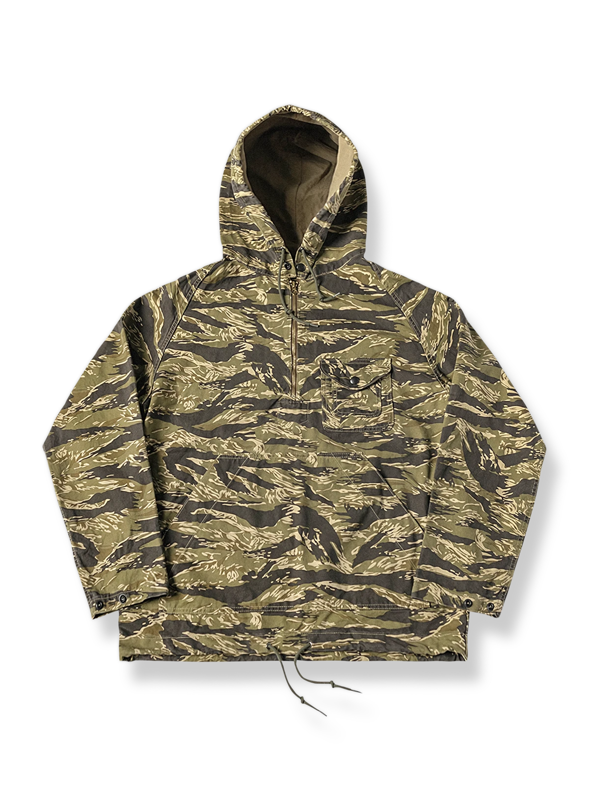 タイガーカモ柄のフード付きミリタリースモックプルオーバー。