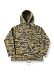 タイガーカモ柄のフード付きミリタリースモックプルオーバー。