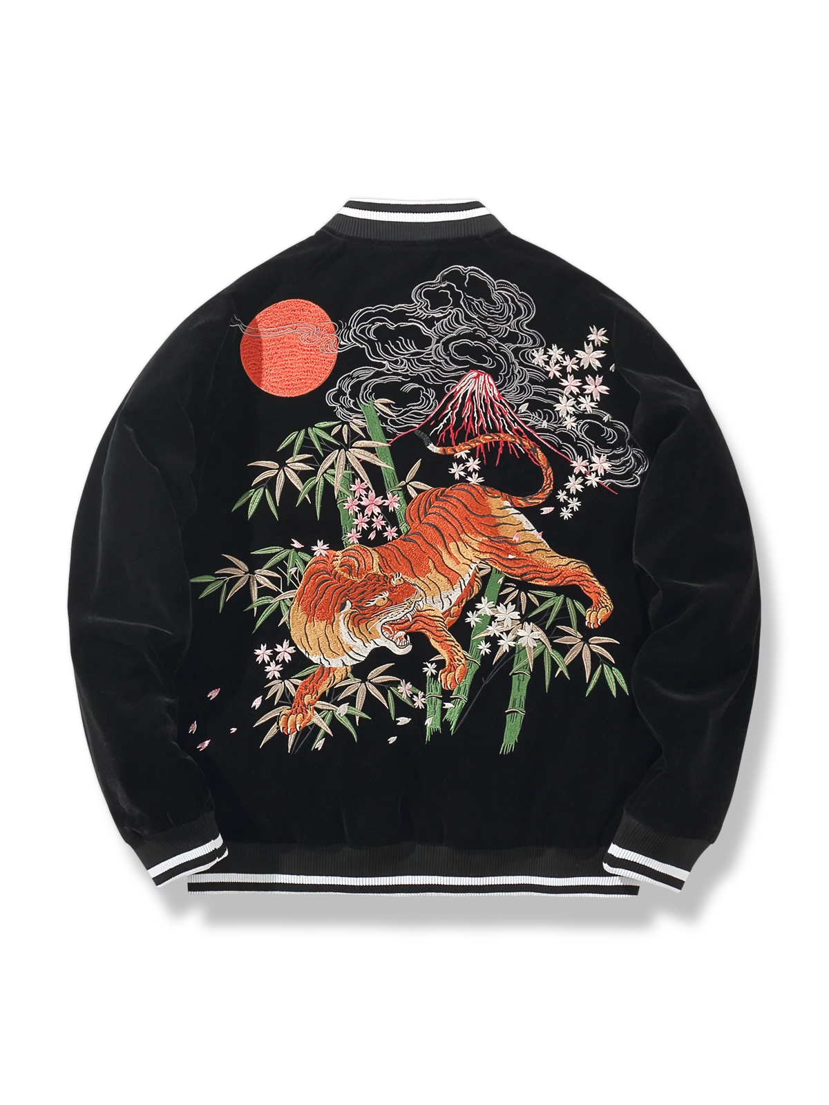 虎刺繍が映える黒いベースボールジャケットの画像