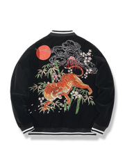 虎刺繍が映える黒いベースボールジャケットの画像