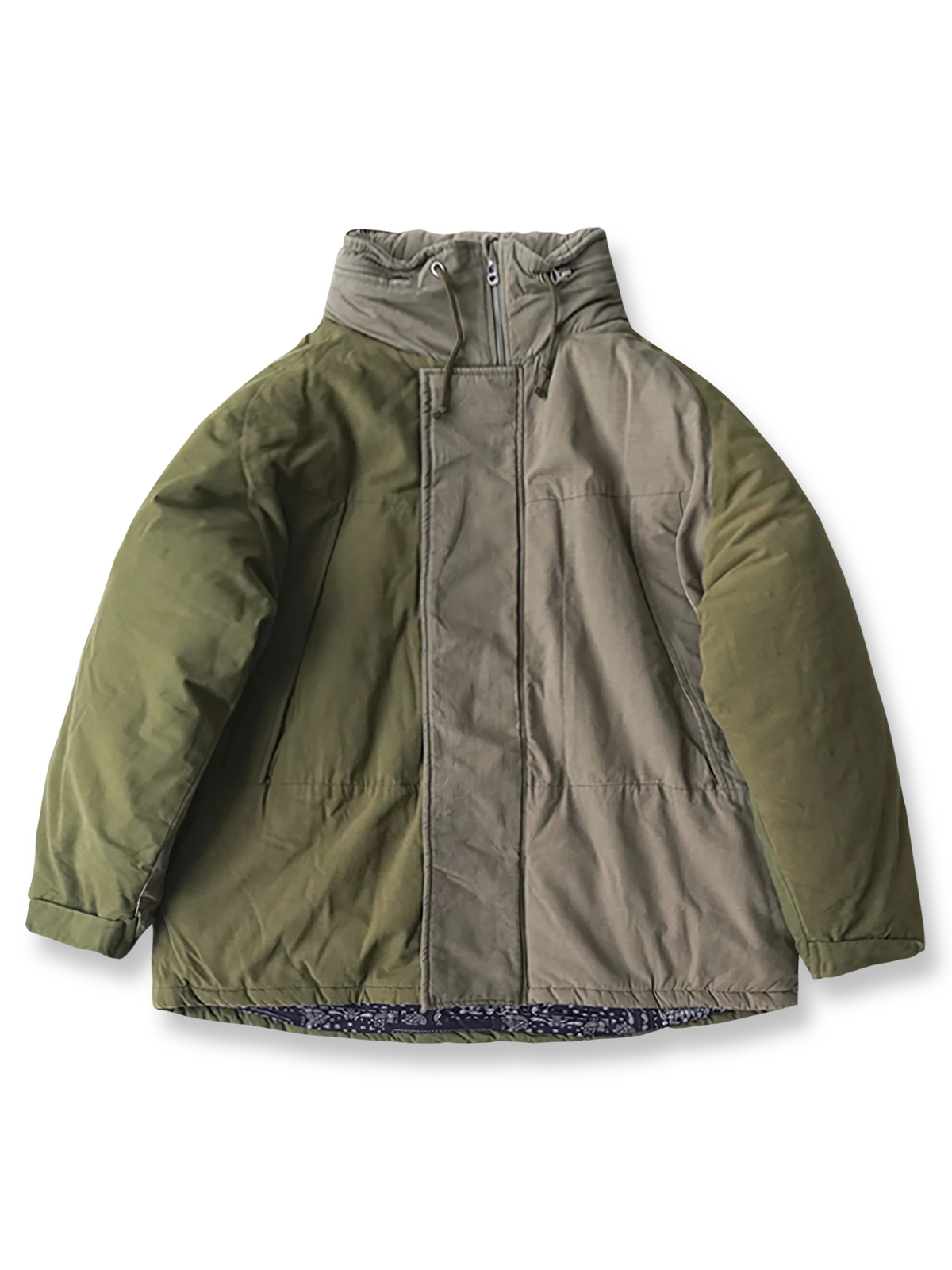 トーンオントーンパッチワークのミドル丈中綿ジャケット、ペイズリー裏地付きで保温性と機能性に優れた冬用アウター