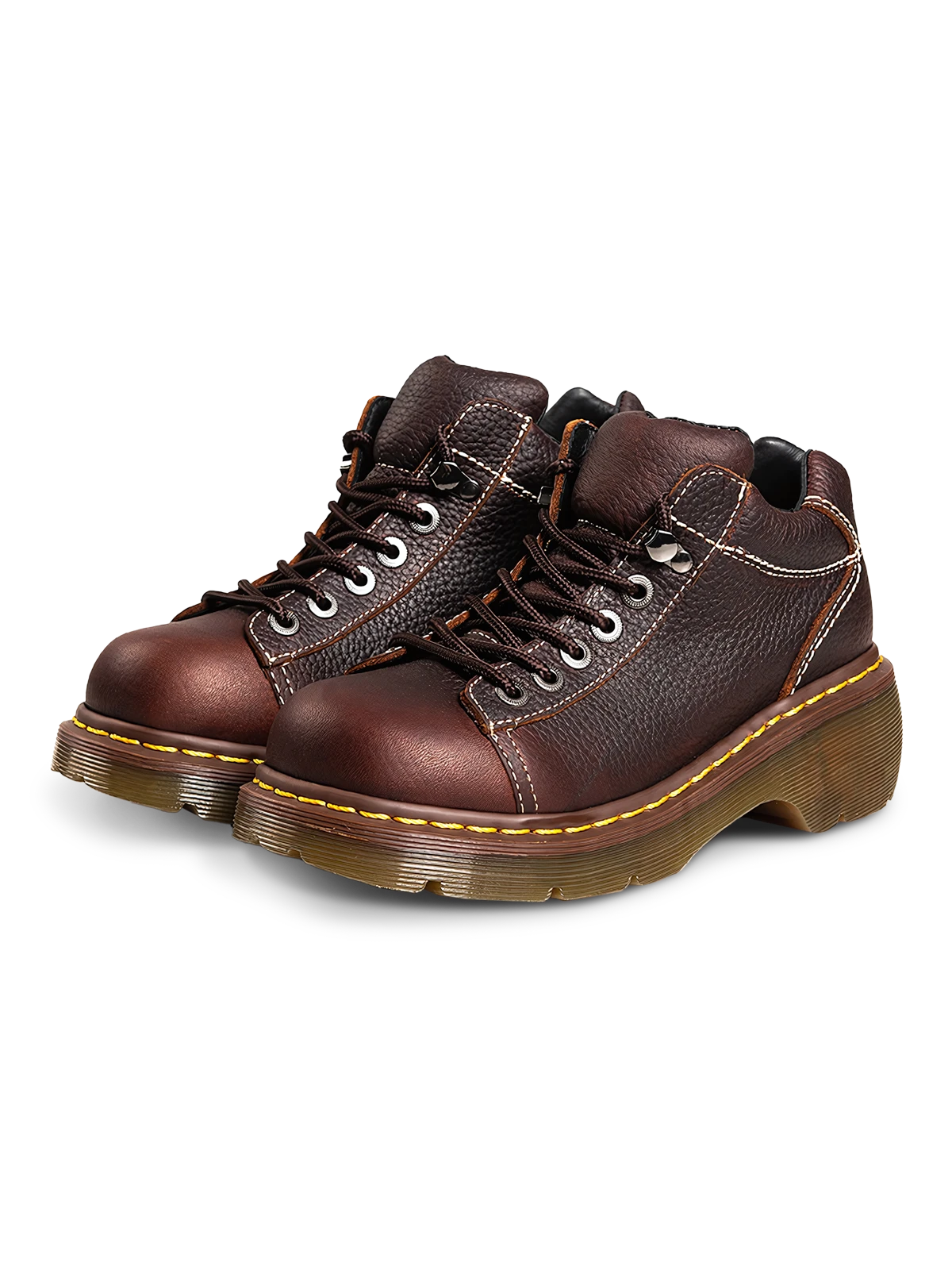 ラウンドトゥと黄色いステッチが特徴のトップグレインレザー製ワークブーツ