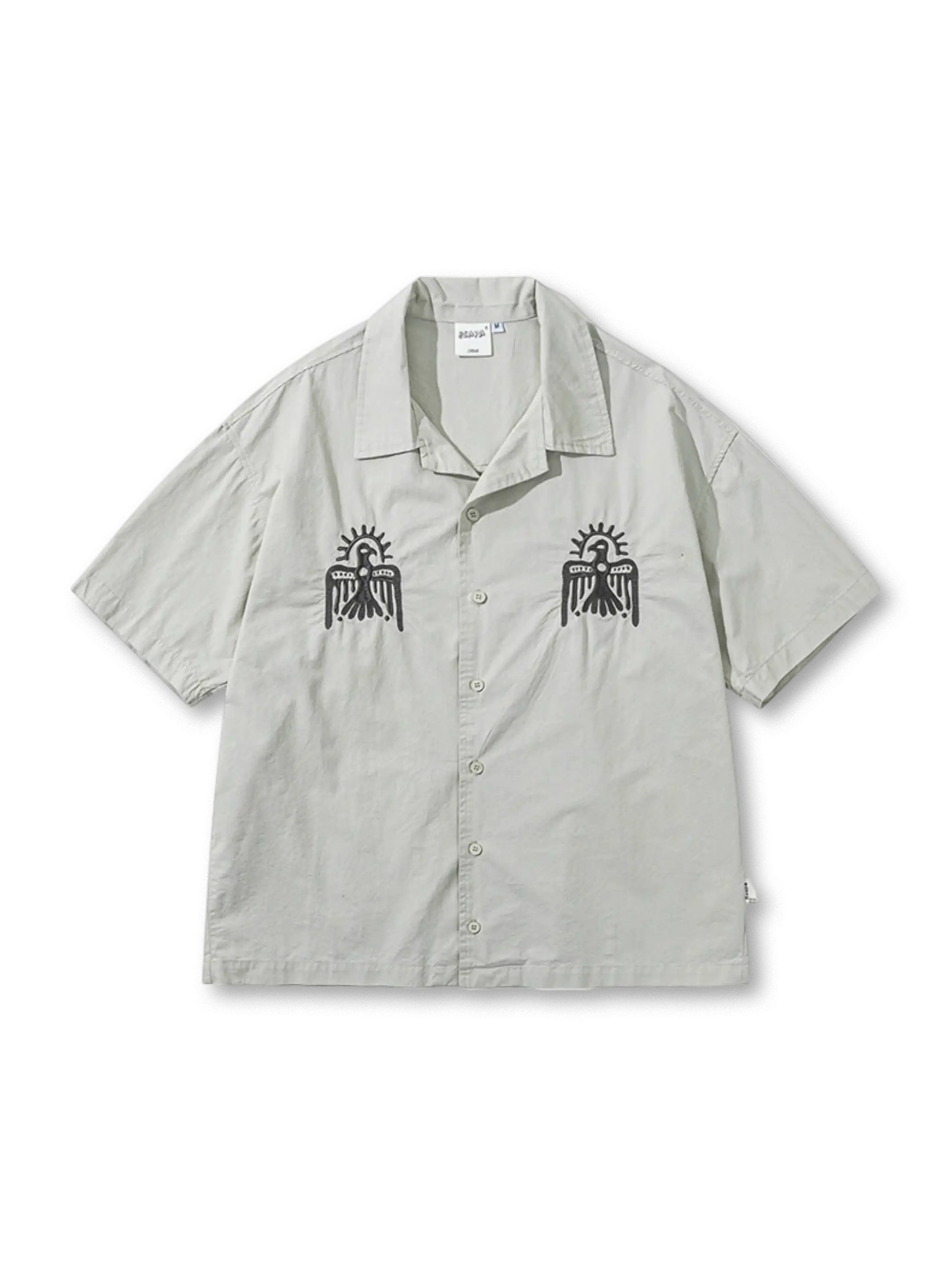 雷鳥トーテム刺繍とゆったりシルエットが特徴のコットンキューバシャツ。夏に快適な通気性を備えています。