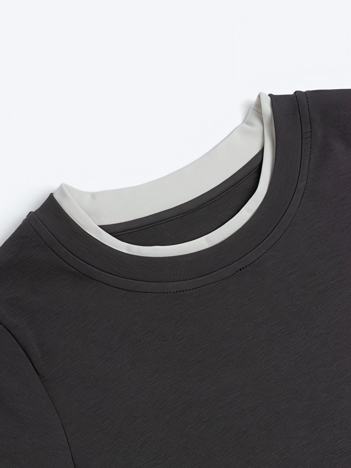 詳細画像: 快適なカラーブロックフェイクレイヤードスリムTシャツの詳細図。