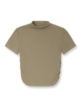 製品画像: カーキ色のサイドギャザーハイネックショートTシャツ正面図