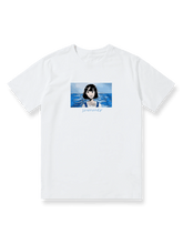 製品画像: 夏の少女と海のイラストが描かれた白いTシャツ