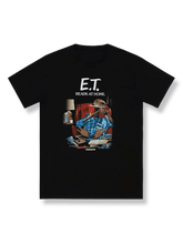 製品画像: エイリアンが読書するシーンが描かれたTシャツ正面図