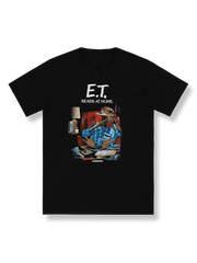 製品画像: エイリアンが読書するシーンが描かれたTシャツ正面図
