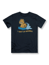 『ガーフィールド』カートゥーンプリントTシャツの正面画像、ガーフィールドと「I Don't Do Mornings」のスローガン