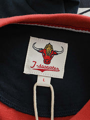 Tシャツのディテール、裾のパッチディテールとプリントの効果