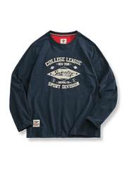 白い長袖Tシャツ、ヴィンテージカレッジ風のプリント付き