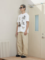 モデルが着用したぬいぐるみ犬のプリント付き半袖Tシャツ