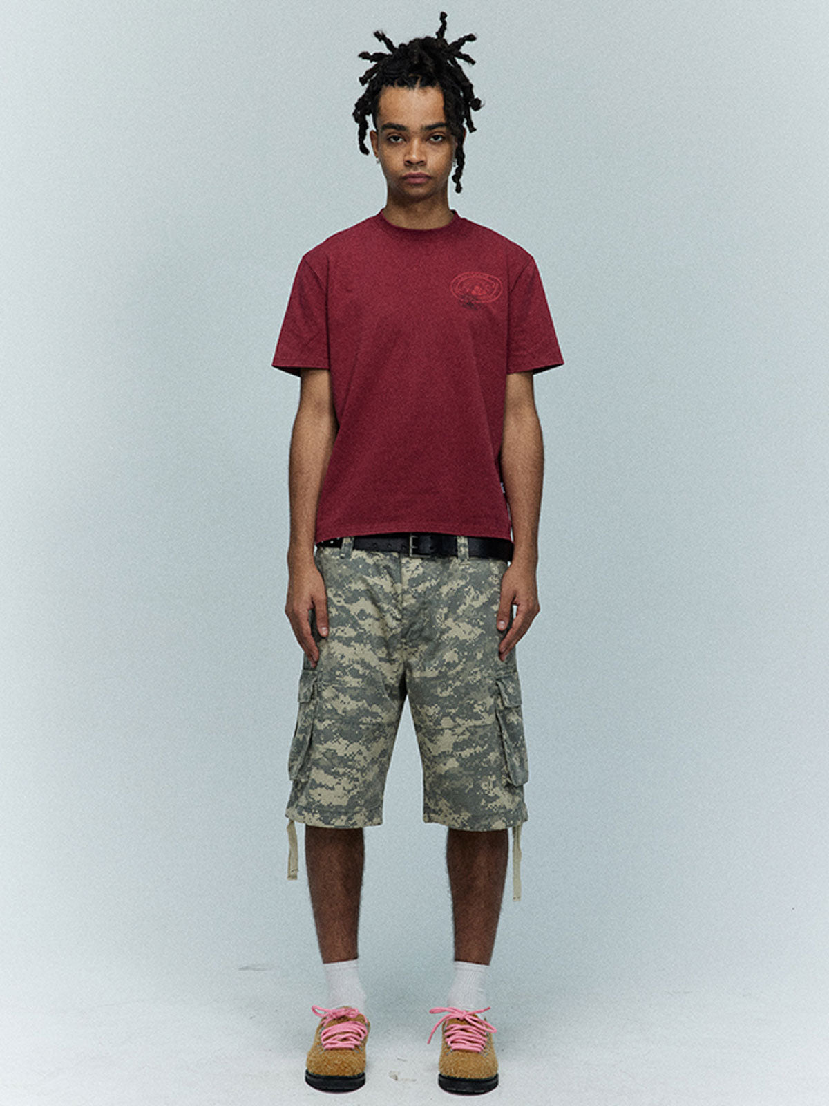 モデル画像:モデルがエンブレムプリント半袖Tシャツを着用