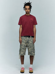 モデル画像:モデルがエンブレムプリント半袖Tシャツを着用