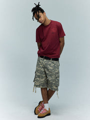 モデル画像:モデルがエンブレムプリント半袖Tシャツを着用