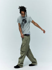 モデル画像:モデルがキー柄スリムフィット半袖Tシャツを着用