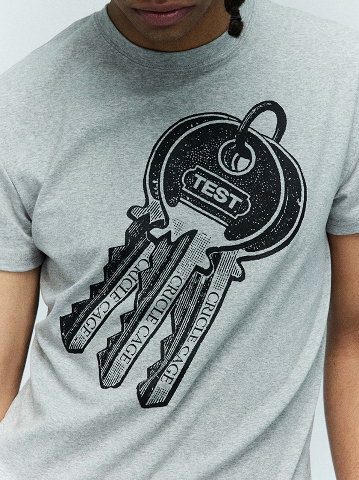 詳細画像:胸元のキー柄プリントのディテール