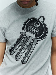 詳細画像:胸元のキー柄プリントのディテール