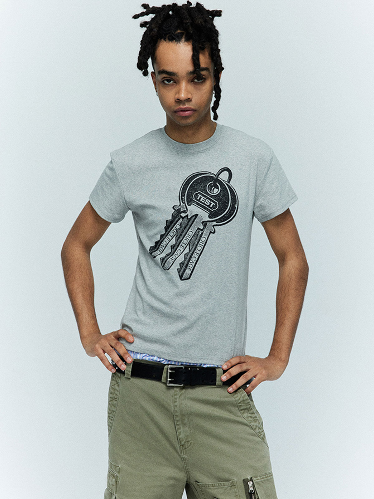 詳細画像:胸元のキー柄プリントのディテール