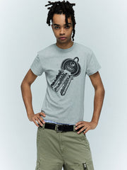 詳細画像:胸元のキー柄プリントのディテール