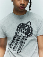 詳細画像:胸元のキー柄プリントのディテール